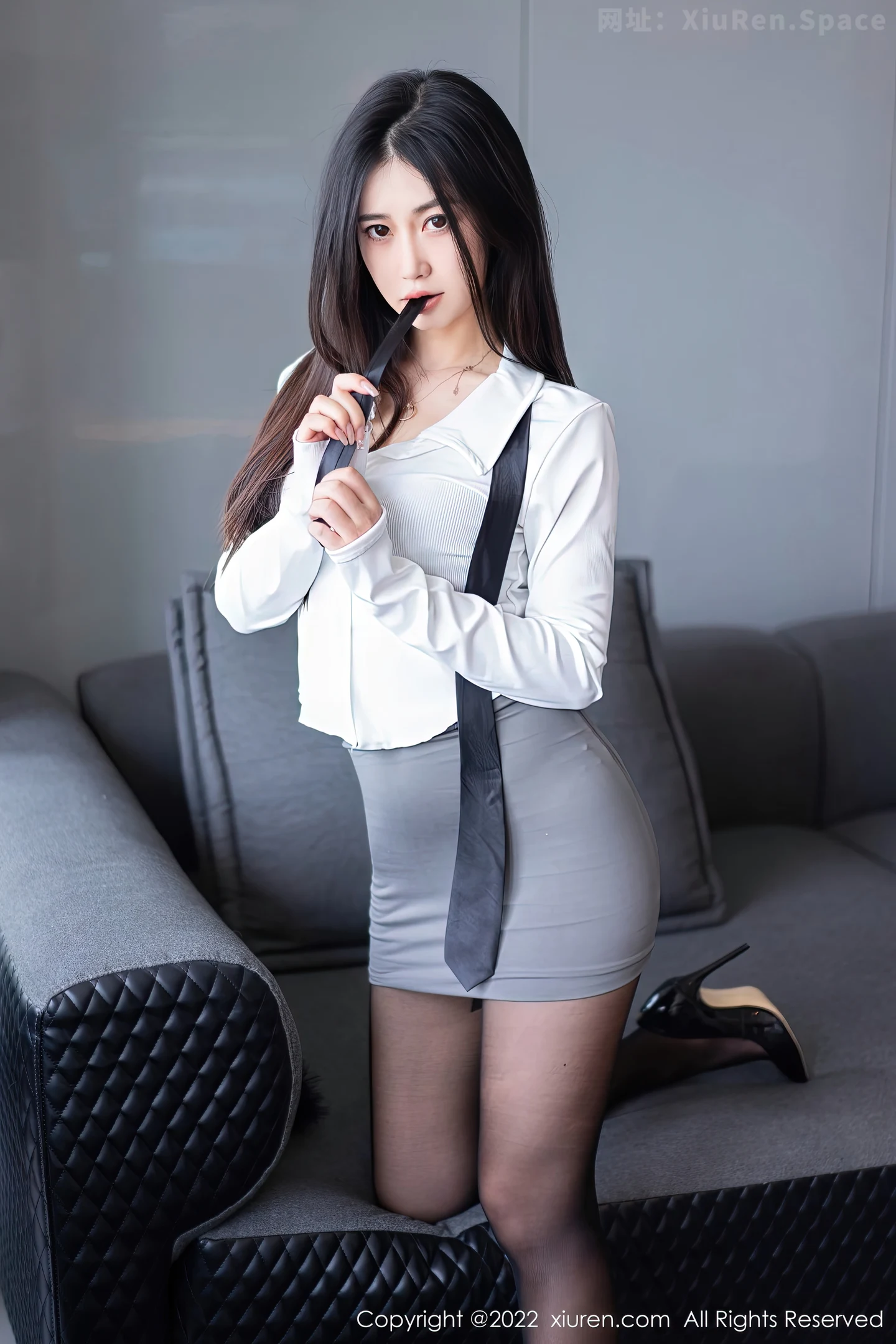 图片[3]-[XiuRen秀人网] VOL.5795 模特laura阿姣性感白T配灰短裙露黑色内衣超薄黑丝极致魅惑写真67P-秀人网官方网站